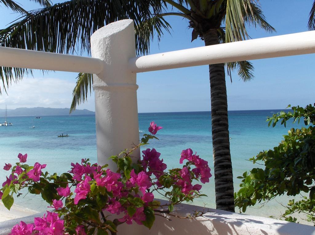 Artista Beach Villa Balabag  Room photo