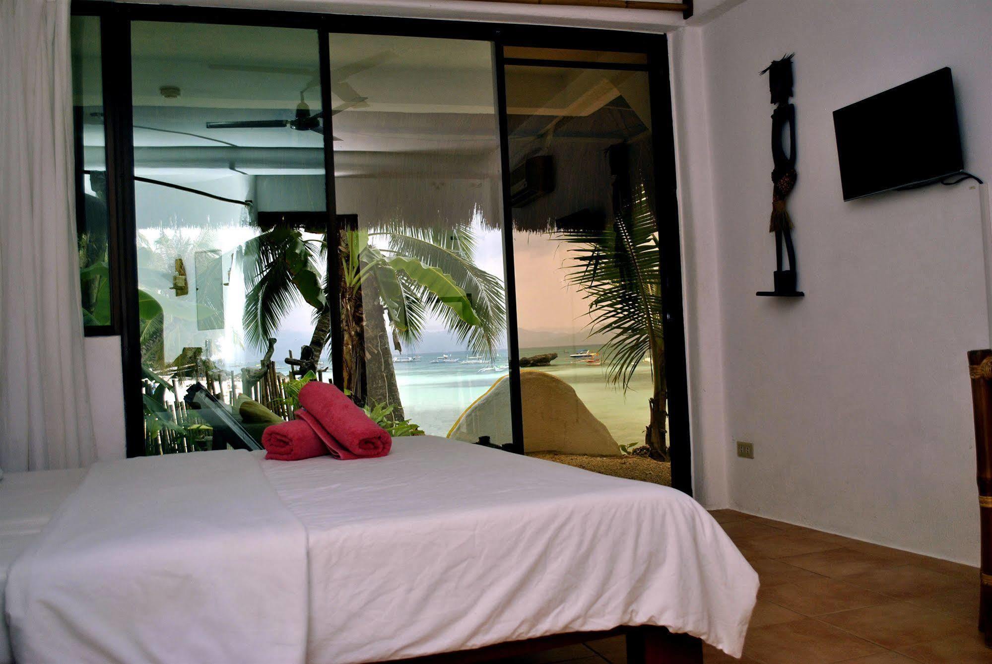 Artista Beach Villa Balabag  Exterior photo