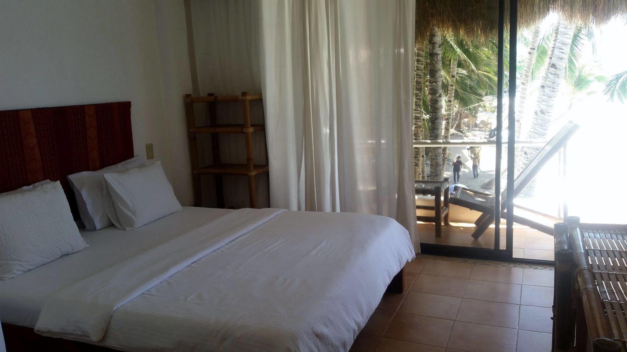 Artista Beach Villa Balabag  Exterior photo
